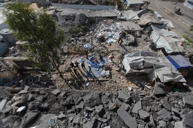 RECORD DATE NOT STATED Aftermath Of Israeli Airstrike In Gaza, Palestine Aftermath Of Israeli Airstrike In Gaza, Palestine May 28, 2026, Gaza, Palestine: Palestinians inspect the damage after an Israeli strike targeted an apartment building in the Rimal neighborhood in the northern Gaza Strip, Palestine .The targeted building and nearby tents suffered heavy destruction in the attack. Credit: Hashem Zimmo Thenews2(Foto: Hashem Zimmo Thenews2 imago images) Aftermath Of Israeli Airstrike In Gaza, Palestine  Copyright: xHashemxZimmox