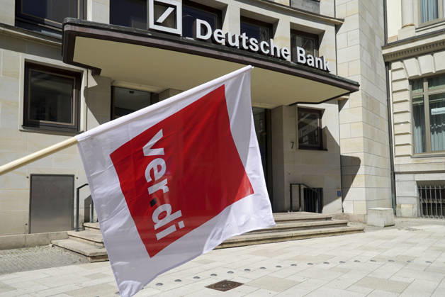 CNTV POSTBANK- Demontranten mit rot weissen Verdi Fahnen vor der Hamburger Deutsche Bank Filiale die Mitarbeiter der Postbank einer 100 Tochter der Deutschen Bank streikten heute vor der Hauptfiliale der Deutschen Bank in der Hamburger Innenstadt fuer bessere Arbeitsbedingungen 28.05.2026 Hamburg Germany
