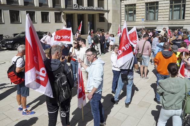 CNTV POSTBANK- Demontranten mit rot weissen Verdi Fahnen vor der Hamburger Deutsche Bank Filiale die Mitarbeiter der Postbank einer 100 Tochter der Deutschen Bank streikten heute vor der Hauptfiliale der Deutschen Bank in der Hamburger Innenstadt fuer bessere Arbeitsbedingungen 28.05.2026 Hamburg Germany