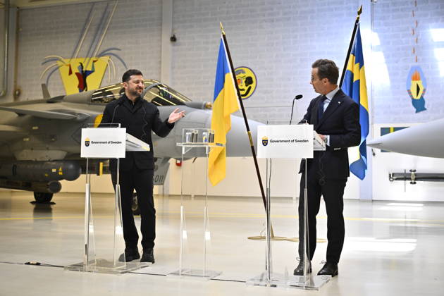 UPPSALA, SWEDEN 20260528 Ukrainian President Volodymyr Zelensky left and Swedish Prime Minister Ulf Kristersson give a joint news conference on at the F16 air flotilla in Uppsala, Sweden on May 28, 2026 Sweden is donating 16 Gripen aircraft to Ukraine Furthermore, Ukraine is to purchase up to 20 planes of the new Gripen E F model, according to  Copyright: xChristinexOlsson TTx SWEDEN UKRAINE ZELENSKY VISIT EEzlITNbSzs