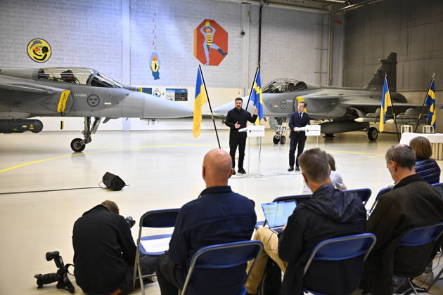 UPPSALA, SWEDEN 20260528 Ukrainian President Volodymyr Zelensky left and Swedish Prime Minister Ulf Kristersson give a joint news conference on at the F16 air flotilla in Uppsala, Sweden on May 28, 2026 Sweden is donating 16 Gripen aircraft to Ukraine Furthermore, Ukraine is to purchase up to 20 planes of the new Gripen E F model, according to  Copyright: xChristinexOlsson TTx SWEDEN UKRAINE ZELENSKY VISIT MxgTrToTX_o