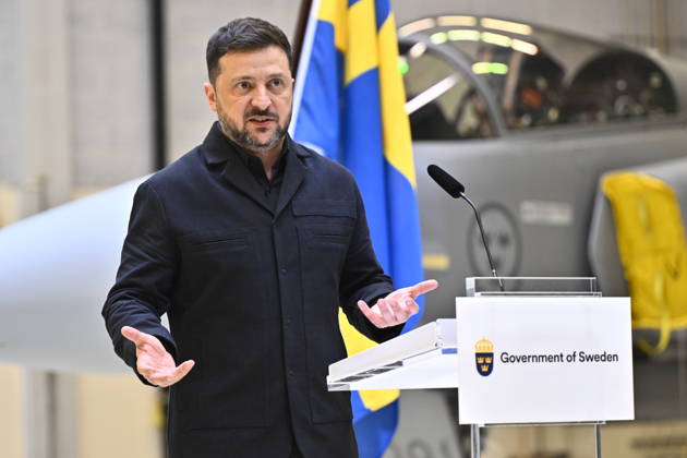 UPPSALA, SWEDEN 20260528 Ukrainian President Volodymyr Zelensky left and Swedish Prime Minister Ulf Kristersson give a joint news conference on at the F16 air flotilla in Uppsala, Sweden on May 28, 2026 Sweden is donating 16 Gripen aircraft to Ukraine Furthermore, Ukraine is to purchase up to 20 planes of the new Gripen E F model, according to  Copyright: xChristinexOlsson TTx SWEDEN UKRAINE ZELENSKY VISIT fbWgiJoxGZU