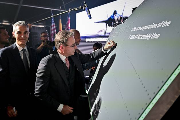 Prime Minister Bart De Wever signs a wing of the F35 during the official opening of the new production line dedicated to the F-35 program of aerospace company Sonaca, on Thursday 28 May 2026 in Sonacas site in Gosselies, Charleroi.  DIRKxWAEM 175257949