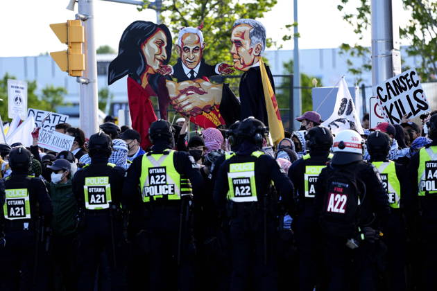 May 28, 2026, Ottawa, On, CAN: Effigies of Canada s Prime Minister Mark Carney and Minister of Foreign Affairs Anita Anand shaking hands with Israel s Prime Minister Benjamin Netanyahu, are held during a protest against CANSEC, the Canadian Association of Defence and Security Industries s annual defence industry trade show, in Ottawa, on Thursday, May 28, 2026. Ottawa CAN - ZUMAc35_ 20260528_zaf_c35_002 Copyright: xJustinxTangx