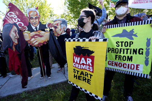 May 28, 2026, Ottawa, On, CAN: Effigies of Canada s Prime Minister Mark Carney and Minister of Foreign Affairs Anita Anand and Israel s Prime Minister Benjamin Netanyahu are held during a protest against CANSEC, the Canadian Association of Defence and Security Industries s annual defence industry trade show, in Ottawa, on Thursday, May 28, 2026. Ottawa CAN  - ZUMAc35_ 20260528_zaf_c35_006 Copyright: xJustinxTangx