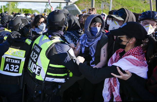 May 28, 2026, Ottawa, On, CAN: Ottawa Police officers push back people protesting against CANSEC, the Canadian Association of Defence and Security Industries s annual defence industry trade show, in Ottawa, on Thursday, May 28, 2026. Ottawa CAN  - ZUMAc35_ 20260528_zaf_c35_003 Copyright: xJustinxTangx