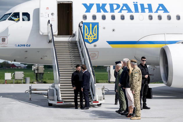 UPPSALA, SWEDEN 20260528 Ukrainian President Volodymyr Zelenskyj is received by Swedish Prime Minister Ulf Kristersson at Uppland Air Force F16 in Uppsala UPPSALA SWEDEN x10430x  Copyright: xChristinexOlsson TTx KRISTERSSON OCH ZELENSKYJ PA UPPLANDS FLYGFLOTTILJ EN2zvYU5fOQ