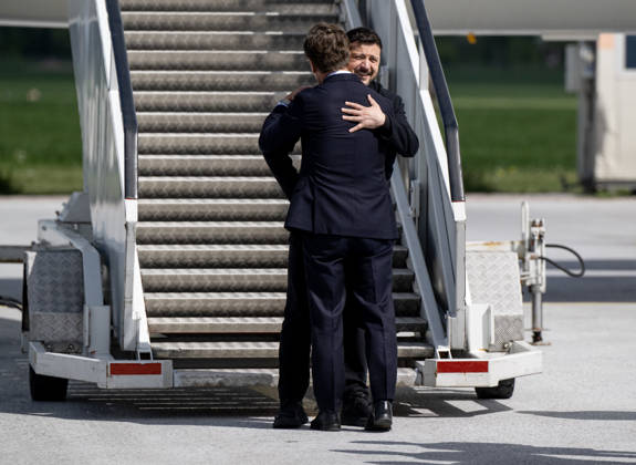 UPPSALA, SWEDEN 20260528 Ukrainian President Volodymyr Zelenskyj is received by Swedish Prime Minister Ulf Kristersson at Uppland Air Force F16 in Uppsala UPPSALA SWEDEN x10430x  Copyright: xChristinexOlsson TTx KRISTERSSON OCH ZELENSKYJ PA UPPLANDS FLYGFLOTTILJ mjeA54o7Zzc