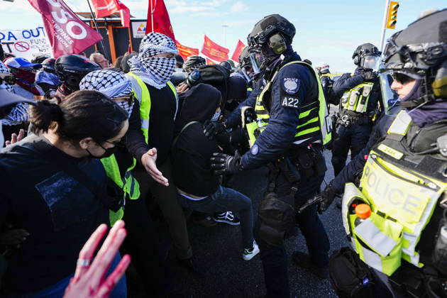 May 28, 2026, Ottawa, On, CAN: Ottawa Police officers push back people protesting against CANSEC, the Canadian Association of Defence and Security Industries s annual defence industry trade show, in Ottawa, on Thursday, May 28, 2026. Ottawa CAN  - ZUMAc35_ 20260528_zaf_c35_007 Copyright: xJustinxTangx