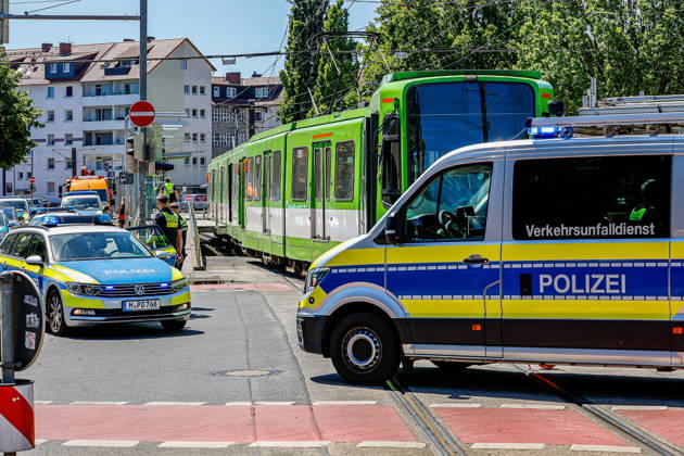 Zwei Stadtbahnen kollidieren seitlich - 12 verletzte Fahrgäste in der Linie 3 Eine stadtauswärts fahrende Stadthahn der Linie 3 und eine stadteinwärts fahrende Stadtbahn der Linie 3 kollidieren an einer Weiche im Kreuzungssbereich. Beamte und Beamtinnen vom Verkehrsunfalldienst der Polizeidirektion Hannover sichern Spuren und vermessen die Unfallstelle. Hannover Kreuzung Lavesallee Auestraße R Niedersachsen, Region Hannover Germany