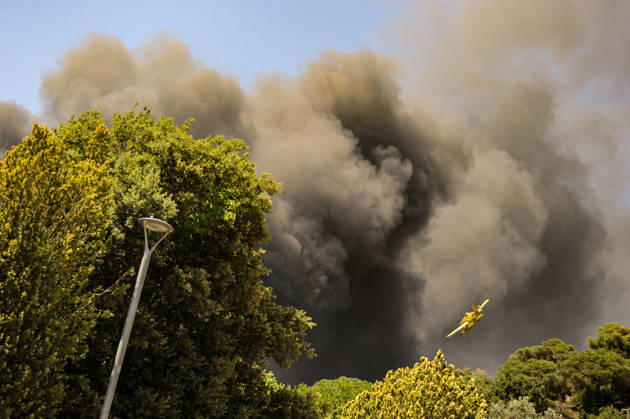 Confine the population of Òrrius Barcelona by a fire in the courtyard of an industrial building Air crews of the Bombers de la Generalitat work on the fire in the courtyard of an industrial building, at 28 May 2026, in Òrria, Barcelona, Catalunya Espana Civil Protection has confined the population of Òrrius Barcelona via an ES Alert for a fire burning the courtyard of an industrial building in the town since Thursday at 13 54 hours The Bombers de la Generalitat are on the scene with 22 teams with the extinguishing tasks focused on the right flank of the fire to avoid jumping a ravine Recommend closing doors and windows, do not go outside and follow the instructions of the authorities 28 MAY 2026 Ãrria, Barcelona Catalunya Catalunya Ãrria,  Copyright: xAlbertoxParedesx 7556821