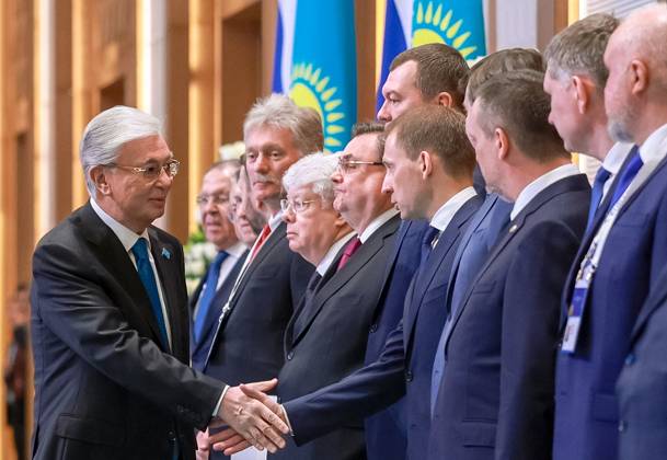 Kazakhstan Russia 9175360 28.05.2026 Kazakh President Kassym-Jomart Tokayev greets members of Russian delegation during an official welcoming ceremony for Russian President Vladimir Putin outside the Palace of Independence in Astana, Kazakhstan. Alexander Shcherbak Sputnik Astana Kazakhstan  Copyright: xAlexanderxShcherbakx