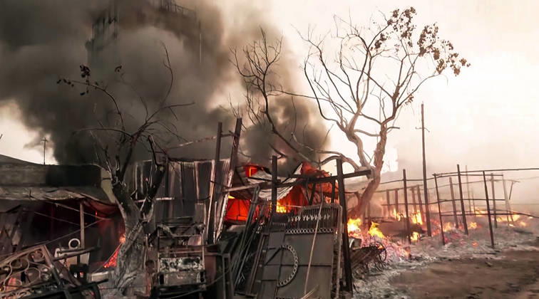 RECORD DATE NOT STATED Smoke and flames billow out as a massive fire engulfs the Rambagh Amritsar, May 28 (ANI): Smoke and flames billow out as a massive fire engulfs the Rambagh, in Amritsar on Thursday. (ANI Video Grab) Amritsar Punjab India Copyright: xANIx ANI_20260528489