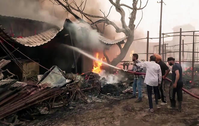 RECORD DATE NOT STATED Firefighting operation underway as a massive fire engulfs the Rambagh Amritsar, May 28 (ANI): Firefighting operation underway as a massive fire engulfs the Rambagh, in Amritsar on Thursday. (ANI Video Grab) Amritsar Punjab India Copyright: xANIx ANI_20260528490