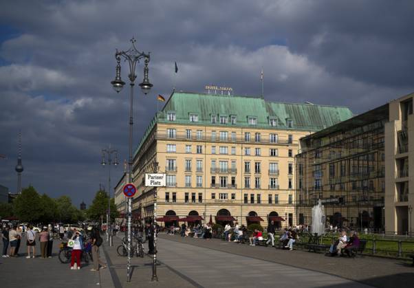 Hotel Adlon, Pariser Platz, Berlin, Deutschland Hotel Adlon, Pariser Platz, Berlin, Germany Copyright: imageBROKER MichaelxWeber iblimw17880826.jpg