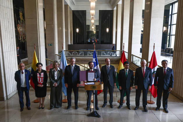 Countries aligned with the Shield of the Americas sign a joint SANTIAGO, CHILE - MAY 28 - Chilean Foreign Minister Francisco Perez Mackenna, center, displays the signing of the Santiago Regional Commitment, alongside foreign ministers and security ministers from Argentina, Peru, Bolivia, and Ecuador, in Santiago, Chile on May 28, 2026. High-ranking officials from Latin American nations ideologically aligned with the Shield of the Americas summit organized by Donald Trump signed the Santiago Regional Commitment to develop a joint action plan to combat organized crime. Lucas Aguayo Araos Anadolu Santiago Chile. Editorial use only. Please get in touch for any other usage. Copyright: x2026xAnadoluxLucasxAguayoxAraosx
