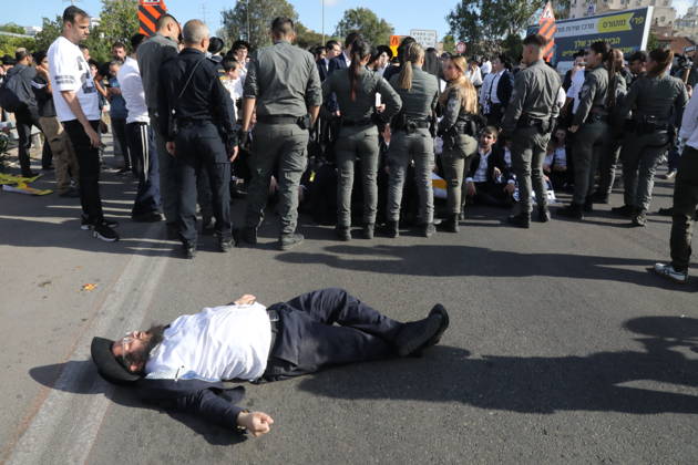 Haredi Jews protest military conscription in Bnei Brak TEL AVIV, ISRAEL - MAY 28: Ultra-Orthodox Jews (Haredim) block a main road and disrupt traffic during a protest against military conscription notices sent to yeshiva students in the Bnei Brak area near Tel Aviv, Israel, on May 28, 2026. Israeli police intervene as demonstrators protest the lack of a legal arrangement exempting Torah school students from mandatory military service. Gideon Markowicz Anadolu Tel Aviv Israel. Editorial use only. Please get in touch for any other usage.  Copyright: x2026xAnadoluxGideonxMarkowiczx