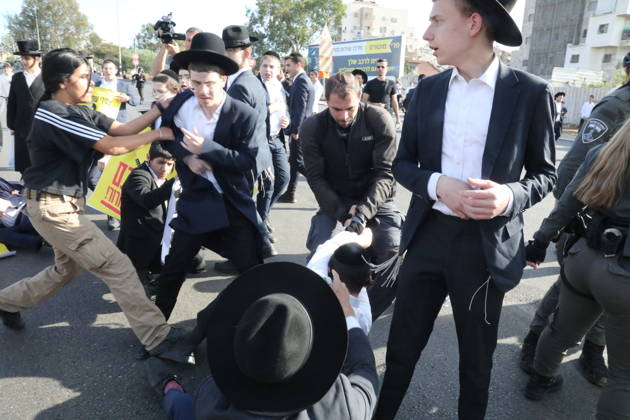 Haredi Jews protest military conscription in Bnei Brak TEL AVIV, ISRAEL - MAY 28: Ultra-Orthodox Jews (Haredim) block a main road and disrupt traffic during a protest against military conscription notices sent to yeshiva students in the Bnei Brak area near Tel Aviv, Israel, on May 28, 2026. Israeli police intervene as demonstrators protest the lack of a legal arrangement exempting Torah school students from mandatory military service. Gideon Markowicz Anadolu Tel Aviv Israel. Editorial use only. Please get in touch for any other usage.  Copyright: x2026xAnadoluxGideonxMarkowiczx