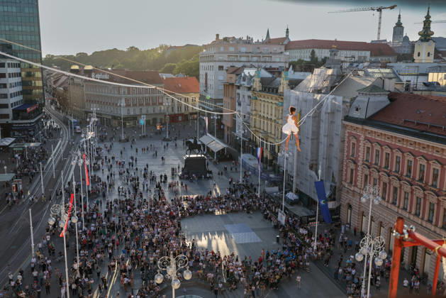 Tightrope walk above the square As part of the Cest is the best street festival, girl Antonia Gasparov walked on a tightrope above Ban Jelacic Square in Zagreb on May 28, 2026 in Croatia.  EmicaxElvedjix PIXSELL