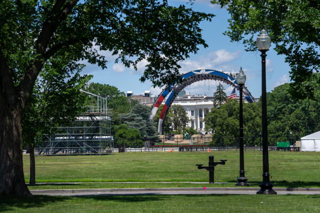 May 28, 2026, Washington, Dc, United States: Work continues on the UFC fight stage on the South Lawn of the White House on May 28, 2026. Washington United States - ZUMAl312 20260528_znp_l312_033 Copyright: xAndrewxLeydenx
