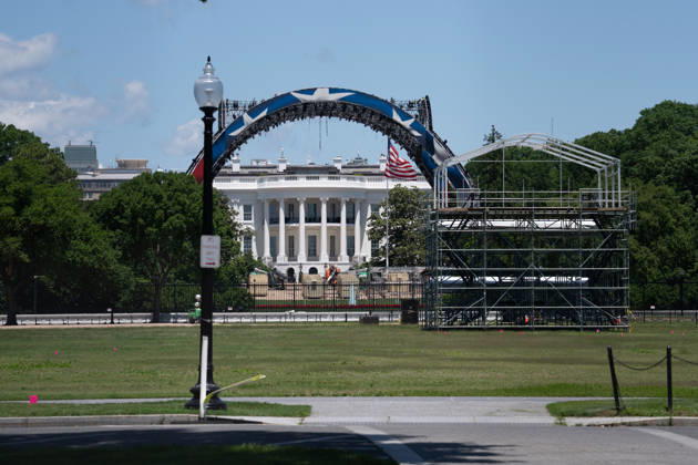 May 28, 2026, Washington, Dc, United States: Work continues on the UFC fight stage on the South Lawn of the White House on May 28, 2026. Washington United States - ZUMAl312 20260528_znp_l312_031 Copyright: xAndrewxLeydenx