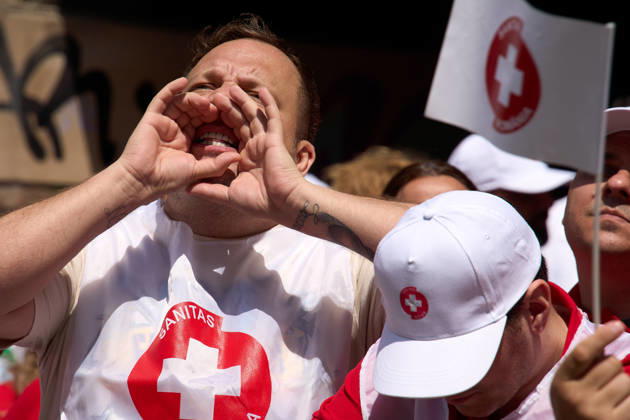 Romanian Healthcare Workers Rage - Pay Law Project Raises High State Officials Salaries as Theirs Drop, Bucharest, Romania Bucharest, Romania. 28th May, 2026: Around 100 healthcare workers, members of the SANITAS union, protest in front of the Ministry of Labour against the draft public sector pay law, which would freeze or even reduce their incomes while increasing salaries for senior state officials. Bucharest Romania Copyright: xLucianxAlecux
