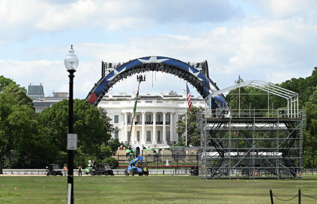 Preparations continue at the White House for UFC marking the 250th anniversary? of US ????? WASHINGTON, D.C. - MAY 28: Preparations are underway for a landmark UFC showcase marking the United States’ 250th founding anniversary, with a large-scale cage and stage infrastructure being installed on the White House South Lawn as part of the celebrations organized by the UFC in Washington, D.C, United States on May 28, 2026. Fatih Aktas Anadolu Washington United States. Editorial use only. Please get in touch for any other usage.  Copyright: x2026xAnadoluxFatihxAktasx