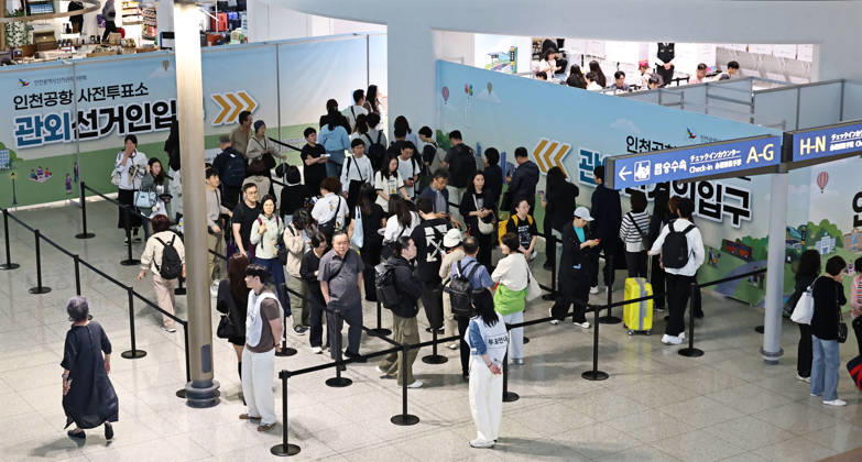 Early voting Early voting Outbound travelers wait in line to cast early votes at a polling station inside the departure lobby of Incheon International Airport, west of Seoul, on May 29, 2026, ahead of the June 3 local elections. (Yonhap) 2026-05-29 09:16:25 < 1980-2026 YONHAPNEWS AGENCY. .> ÀÎo±¤¿ª½Ã EDITORIAL USE ONLY  Copyright: xx PYH2026052903750031500 YonhapxNewsx yonphotos252778