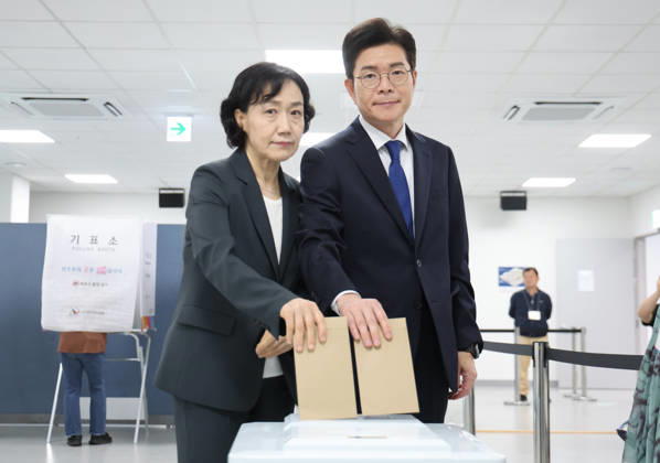 Seoul mayoral candidate s early voting Seoul mayoral candidate s early voting Seoul mayoral candidate Chong Won-o (R) of the ruling Democratic Party and his wife Moon Hye-jung cast their early votes at a polling station in Jung Ward, central Seoul, on May 29, 2026, ahead of the June 3 local elections. (Pool photo) (Yonhap) 2026-05-29 09:30:55 < 1980-2026 YONHAPNEWS AGENCY. .> ¼­¿ïÆ¯º°½Ã EDITORIAL USE ONLY  Copyright: xx PYH2026052904590031500 YonhapxNewsx yonphotos252782