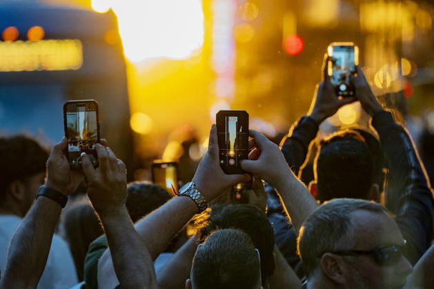 People take photos during Manhattanhenge, an urban spectacle that occurs twice a year when the sunset aligns with Manhattan’s street grid, in New York, United States, 28 May 2026. New York is the setting for the phenomenon known as Manhattanhenge !ACHTUNG: NUR REDAKTIONELLE NUTZUNG!  Copyright: xÁngelxColmenaresx AME6414 20260529-55020435091_1
