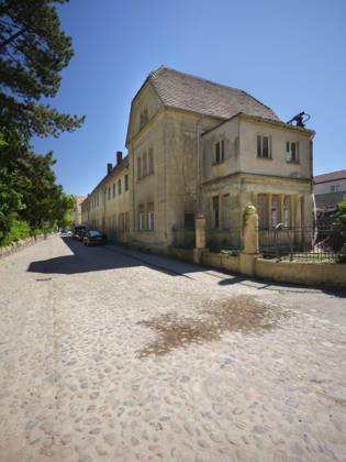 DEU, Sachsen-Anhalt, Wörlitz, 2026-05-27: Gelbes Haus, hier soll das geplante Besucherzentrum entstehen, 1. Spatenstichs für das Besucherzentrum des Gartenreichs Dessau-Wörlitz, anlässlich des 1. Spatenstichs für das Besucherzentrum des Unesco Welterbes Gartenreich Dessau-Wörlitz, Kultur, Politik, MFdig