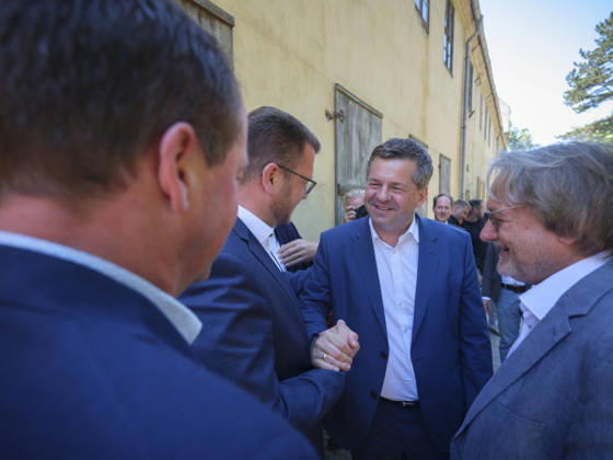 DEU, Sachsen-Anhalt, Wörlitz, 2026-05-27: Sven Schulze (CDU Ministerpräsident Sachsen-Anhalt), Prof. Dr. Harald Meller (re., Komm. Direktor KsDW), Maik Strömer (li., Bürgermeister Oranienbaum-Wörlitz), Christian Tylsch (Landrat LK WB, CDU), anlässlich des 1. Spatenstichs für das Besucherzentrum des Gartenreichs Dessau-Wörlitz, anlässlich des 1. Spatenstichs für das Besucherzentrum des Unesco Welterbes Gartenreich Dessau-Wörlitz, Kultur, Politik, MFdig