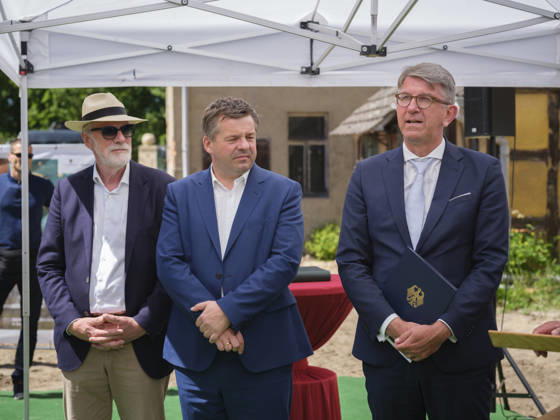 DEU, Sachsen-Anhalt, Wörlitz, 2026-05-27: Dr. Wolfram Weimer (Bundesbeauftragter für Kultur und Medien) anlässlich des 1. Spatenstichs für das Besucherzentrum des Gartenreichs Dessau-Wörlitz, Sven Schulze (Mitte, CDU Ministerpräsident Sachsen-Anhalt), Rainer Robra (Kulturminister S A), Personen, Kultur, Politik, MFdig
