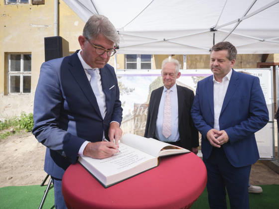 DEU, Sachsen-Anhalt, Wörlitz, 2026-05-27: Prof. Dr. Christoph Wulf (Mitte, Vizepräsident Dt. Unesco-Kommission), Dr. Wolfram Weimer (li., BKM), Sven Schulze (re., CDU Ministerpräsident S A), Prof. Dr. Harald Meller (Komm. Direktor KsDW) anlässlich des 1. Spatenstichs für das Besucherzentrum des Unesco Welterbes Gartenreich Dessau-Wörlitz, Kultur, Politik, MFdig