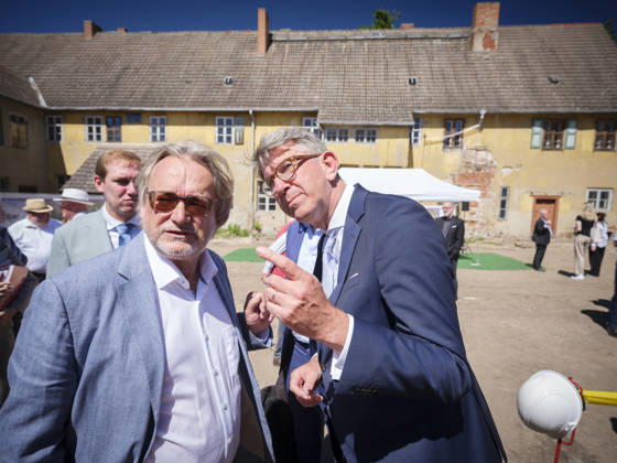 DEU, Sachsen-Anhalt, Wörlitz, 2026-05-27: l-r: Prof. Dr. Harald Meller (Komm. Direktor KsDW), Dr. Wolfram Weimer (BKM) anlässlich des 1. Spatenstichs für das Besucherzentrum des Unesco Welterbes Gartenreich Dessau-Wörlitz, Personen, Kultur, Politik, MFdig