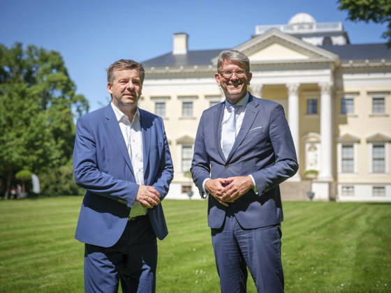 DEU, Sachsen-Anhalt, Wörlitz, 2026-05-27: Dr. Wolfram Weimer (BKM) im Gespräch mit Sven Schulze (CDU, Ministerpräsident Sachsen-Anhalt) vor dem Wörlitzer Schloss anlässlich des 1. Spatenstichs für das Besucherzentrum des Unesco Welterbes Gartenreich Dessau-Wörlitz, Personen, Kultur, Politik, MFdig