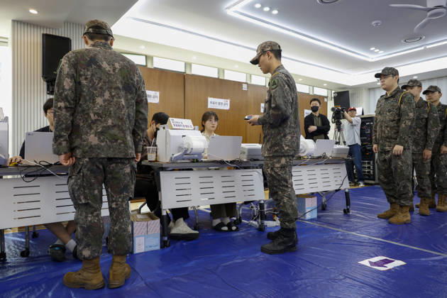 South Korea kicks off early voting for June 03 local elections South Korean soldiers receive ballots at a polling station in Seoul, South Korea, on May 29, 2026, to cast early votes ahead of the June 03 nationwide local elections and parliamentary by-elections. Seoul South Korea  Copyright: xMatrixxImagesx xJungxUi-Chelx