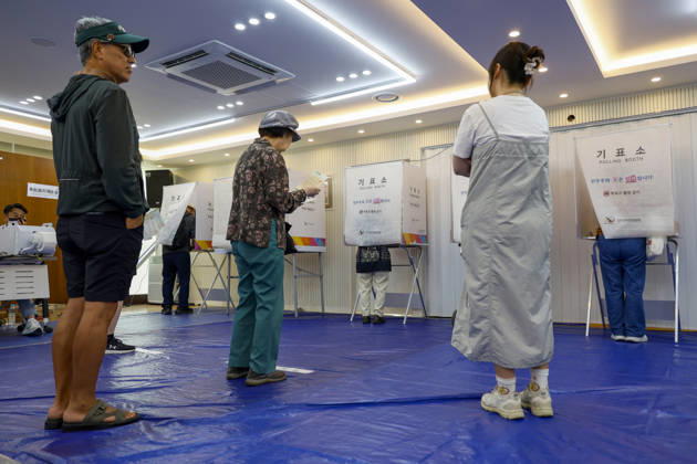 South Korea kicks off early voting for June 03 local elections South Korean voters line up at a polling station in Seoul, South Korea, on May 29, 2026, ahead of the June 03 nationwide local elections and parliamentary by-elections. Seoul South Korea  Copyright: xMatrixxImagesx xJungxUi-Chelx