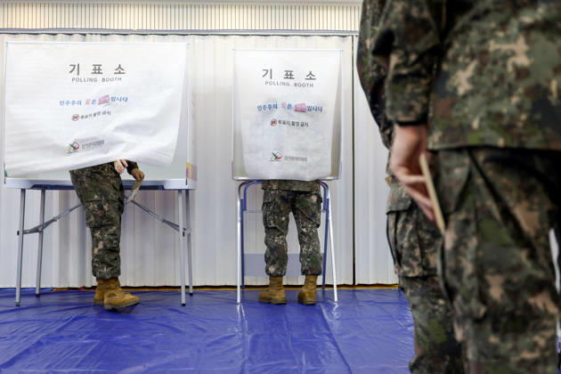 South Korea kicks off early voting for June 03 local elections South Korean soldiers cast early ballots at a polling station in Seoul, South Korea, on May 29, 2026, ahead of the June 03 nationwide local elections and parliamentary by-elections. Seoul South Korea  Copyright: xMatrixxImagesx xJungxUi-Chelx