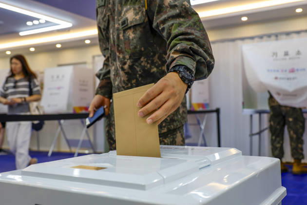 South Korea kicks off early voting for June 03 local elections A South Korean soldier casts an early ballot at a polling station in Seoul, South Korea, on May 29, 2026, ahead of the June 03 nationwide local elections and parliamentary by-elections. Seoul South Korea  Copyright: xMatrixxImagesx xJungxUi-Chelx