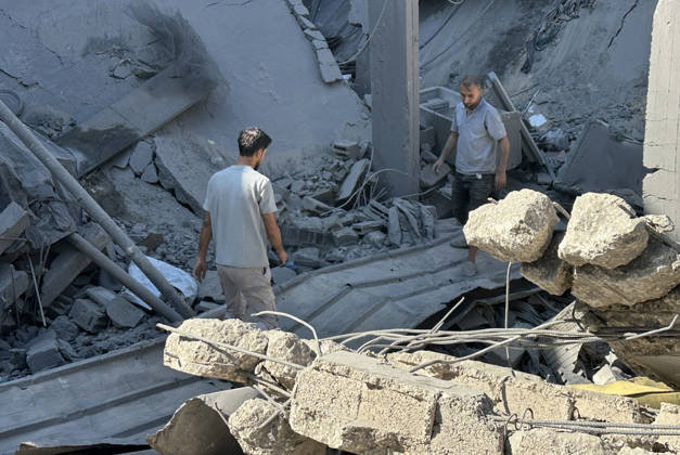 Palestinians Inspect House Hit in Israeli Strike in Gaza City Palestinians inspect the site of an Israeli strike on a house, which was pre-warned by the Israeli military to evacuate before the strike was carried out late on Thursday, at Shati (Beach) refugee camp in Gaza City, May 29, 2026. Photo by Mekael Bhar apaimages Gaza city Gaza Strip Palestinian Territory 290526_Gaza_MB_00(27) Copyright: xapaimagesxMekaelxBharx xapaimagesx