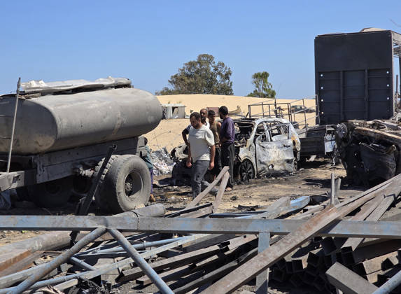 Palestinians Inspect Site of Israeli Strike in Khan Younis Palestinians inspect the site of an Israeli strike in Khan Younis, southern Gaza Strip, Friday, May 29, 2026. Photo by Tariq Mohammad APA Images Khan Yunis Gaza Strip Palestinian Territory 290526_Khan_Yunis_APA_00(35) Copyright: xapaimagesxTariqxMohammad xapaimagesx