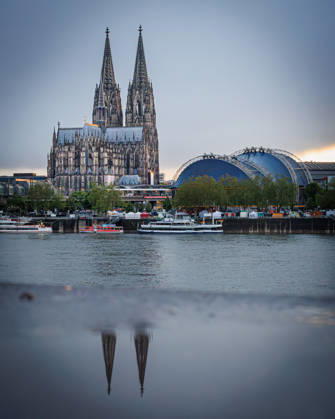 Kölner Dom mit musical dome vom rechten Rheinufer fotografiert. Kölner Dom mit musical dome vom rechten Rheinufer mit Spiegelung der Domtürme fotografiert. Koeln NRW Deutschland Copyright: xBSxPressefoto B.Hoffmannx