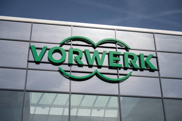Le logo de lusine Vorwerk, qui fabrique les appareils de cuisine Thermomix, lors dune visite du président français dans le cadre des Journées Choose France à Donnemain Saint Mames, France, le 29 mai 2026 Grégoire Campione Pool Bestimage French President Emmanuel Macron visits the Vorwerk factory producing Thermomix kitchen appliances as part of the Choose France Days in Donnemain Saint Mames, France, on May 29, 2026 Donnemain Saint Mames France  Copyright: xGrÃ goirexCampione Pool BestimagexGrÃ goirexCampione Pool Bestimagex