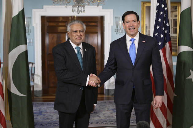US Secretary of State Marco Rubio (R) shakes hands with Pakistani Deputy Prime Minister and Foreign Minister Ishaq Dar, ahead of a meeting in Washington, DC. USA 29 May 2026. Rubio met with Dar, a mediator in the negotiations with Iran, ahead of US President Donald Trump s decision on the agreement with Tehran. Rubio meets with Pakistani mediator before Trump makes a decision on Iran !ACHTUNG: NUR REDAKTIONELLE NUTZUNG!  Copyright: xLeninxNollyx USA1261 20260529-55020443077_1