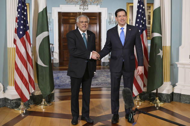 US Secretary of State Marco Rubio (R) shakes hands with Pakistani Deputy Prime Minister and Foreign Minister Ishaq Dar, ahead of a meeting in Washington, DC. USA 29 May 2026. Rubio met with Dar, a mediator in the negotiations with Iran, ahead of US President Donald Trump s decision on the agreement with Tehran. Rubio meets with Pakistani mediator before Trump makes a decision on Iran !ACHTUNG: NUR REDAKTIONELLE NUTZUNG!  Copyright: xLeninxNollyx USA1258 20260529-55020443079_1