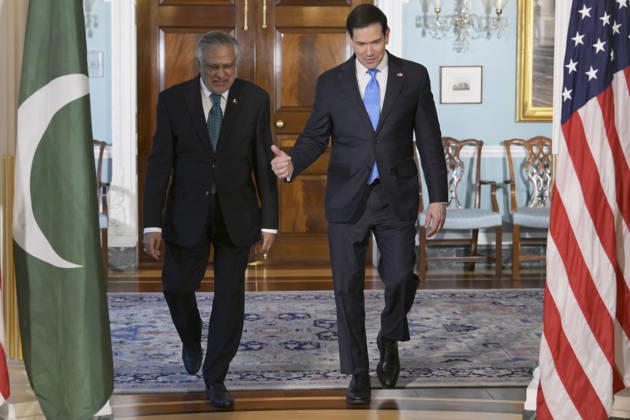 US Secretary of State Marco Rubio (R) and Pakistani Deputy Prime Minister and Foreign Minister Ishaq Dar, speak ahead of a meeting in Washington, DC. USA 29 May 2026. Rubio met with Dar, a mediator in the negotiations with Iran, ahead of US President Donald Trump s decision on the agreement with Tehran. Rubio meets with Pakistani mediator before Trump makes a decision on Iran !ACHTUNG: NUR REDAKTIONELLE NUTZUNG!  Copyright: xLeninxNollyx USA1260 20260529-55020443107_1