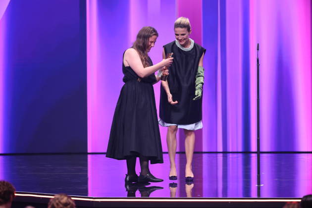 DEUTSCHER FILMPREIS 2026 - SHOW Mala Emde Laudatorin BESTES KOSTÜMBILD Gewinnerin Sabrina Krämer Â· IN DIE SONNE SCHAUEN bei der Verleihung DEUTSCHER FILMPREIS 2026 in Berlin Copyright: xEventpressxFuhrx