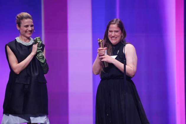 DEUTSCHER FILMPREIS 2026 - SHOW Mala Emde Laudatorin BESTES KOSTÜMBILD Gewinnerin Sabrina Krämer Â· IN DIE SONNE SCHAUEN bei der Verleihung DEUTSCHER FILMPREIS 2026 in Berlin Copyright: xEventpressxFuhrx