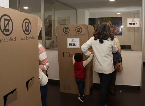 ELECTIONS COLOMBIAN CONSULATE Quito, Friday, May 29, 2026 Colombian Consulate in Quito, receives its citizens to vote in the 2026 presidential elections Photos API Rolando Enriquez Quito Pichincha Ecuador POL ELECCIONESCONSULADOCOLOMBIA 08f6ad1ff026cb3dba783fe709783872 Copyright: xROLANDOxENRIQUEZx